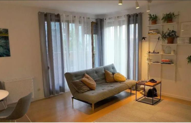 Dwa pokoje z dużą loggią i klimatyzacją, Przyjaźni