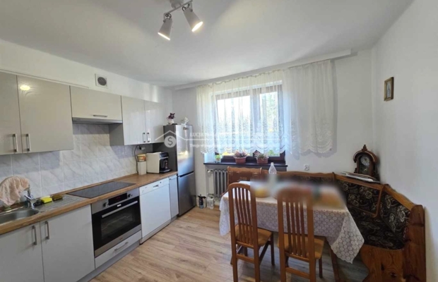 Ustroń | Dom wolnostojący | 328 m² | 11 pokoi | działka 758 m² 

 PODSTAWOWE PARAMETRY 

 Powierzchnia użytkowa: ok. 328 m² 
Ko