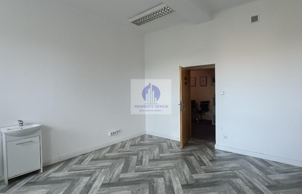 Śródmieście: lokal biurowo-usługowy 23,80 m2 z umywalką, do wynajęcia