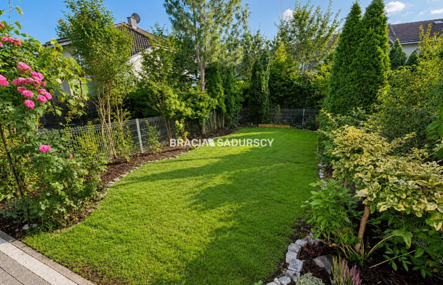 Dom w zabudowie szeregowej - 122,5 m², ogródek, taras i garaż 

 Na sprzedaż środkowy segment domu w zabudowie szeregowej o pow