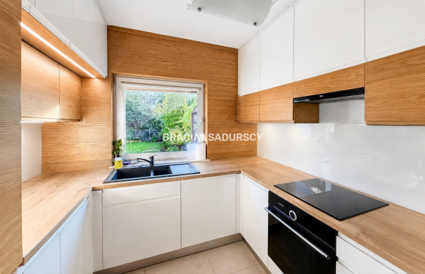 Dom w zabudowie szeregowej - 122,5 m², ogródek, taras i garaż 

 Na sprzedaż środkowy segment domu w zabudowie szeregowej o pow