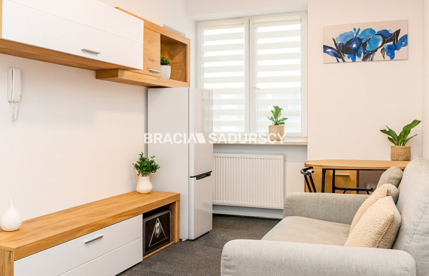 Dom inwestycyjny – 5 mieszkań, 2 lokale, paczkomat