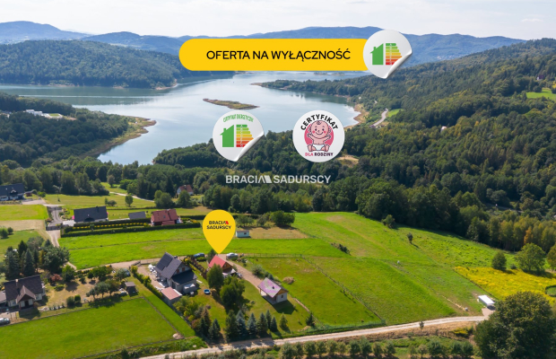 Działka widokowa nad jeziorem z domem całorocznym.