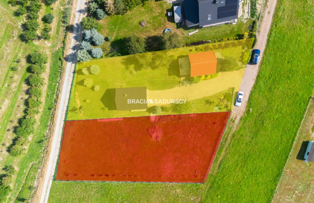 Działka widokowa nad jeziorem z domem całorocznym.
