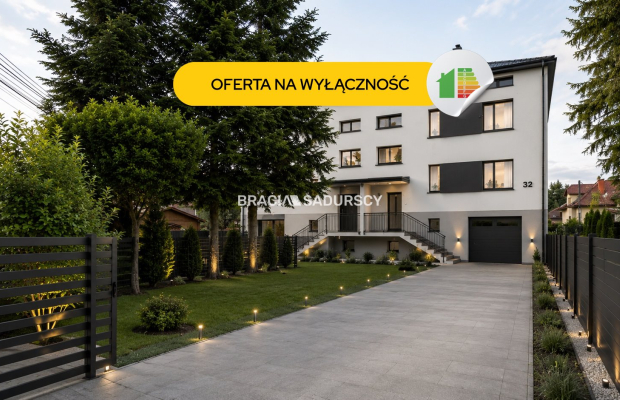 Czteropoziomowy dom z klatką schodową.