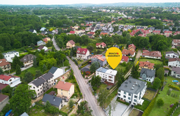 Czteropoziomowy dom z klatką schodową.