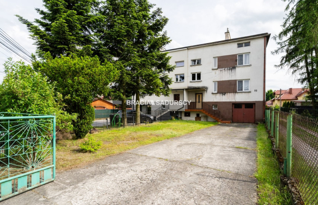 Czteropoziomowy dom z klatką schodową.