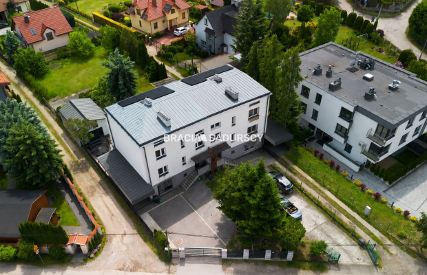 Czteropoziomowy dom z klatką schodową.