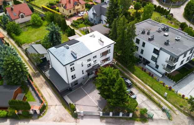 Czteropoziomowy dom z klatką schodową.