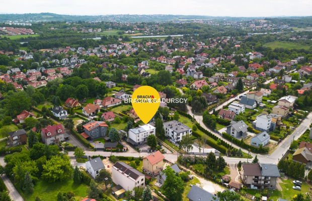 Czteropoziomowy dom z klatką schodową.