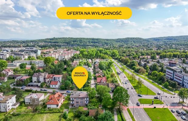 Dwa poziomy w domu typu bliźniak z garażem.