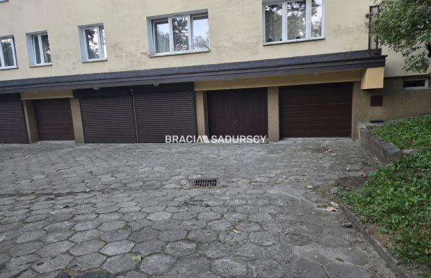 GARAŻ W BUDYNKU OKOLICE RYNKU DĘBNICKIEGO