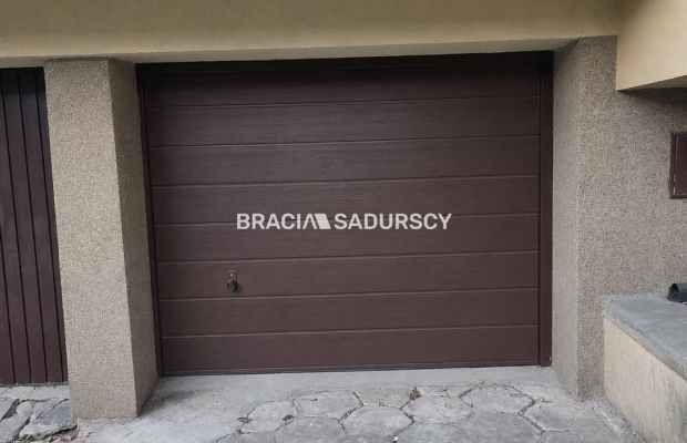 GARAŻ W BUDYNKU OKOLICE RYNKU DĘBNICKIEGO