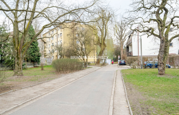 GARAŻ W BUDYNKU OKOLICE RYNKU DĘBNICKIEGO