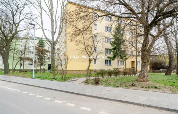 GARAŻ W BUDYNKU OKOLICE RYNKU DĘBNICKIEGO