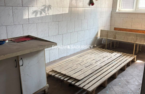 Działka budowlana 300m2 z budynkiem: gaz,prąd,woda