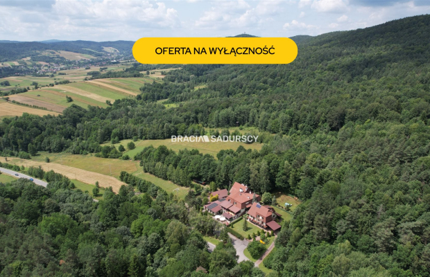 Kompleks Komercyjny 820 m² u stóp Beskidu Wyspowego | Działka 1,45 ha | Iwkowa  

  Szukasz unikalnej nieruchomości z potencjał