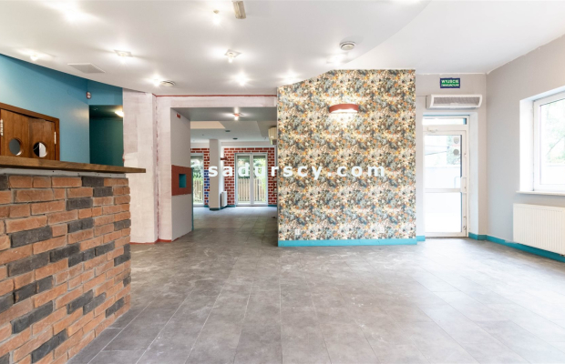 Piękny lokal użytkowy   106m 2  z małym ogródkiem,   na parterze   w Piasecznie / Nowej Iwicznej, z trzema własnymi miejscami p