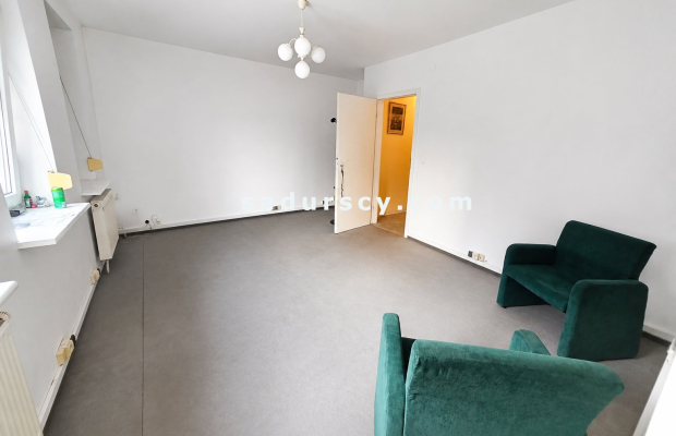 Lokal biurowy 40m 2  na zamkniętym osiedlu   w Piasecznie,   na parterze. Spokojna ulica  w pobliżu centrum,  teren ogrodzony, 