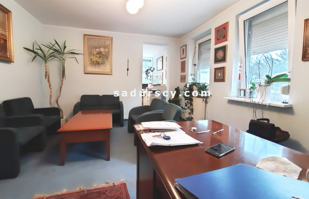 Lokal biurowy 40m 2  na zamkniętym osiedlu   w Piasecznie,   na parterze. Spokojna ulica  w pobliżu centrum,  teren ogrodzony, 