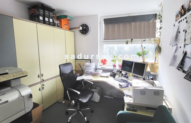 Lokal biurowy 40m 2  na zamkniętym osiedlu   w Piasecznie,   na parterze. Spokojna ulica  w pobliżu centrum,  teren ogrodzony, 
