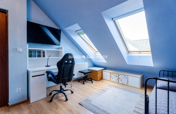 2-pok, 48 m² (ok. 60 m² po podłodze), balkon