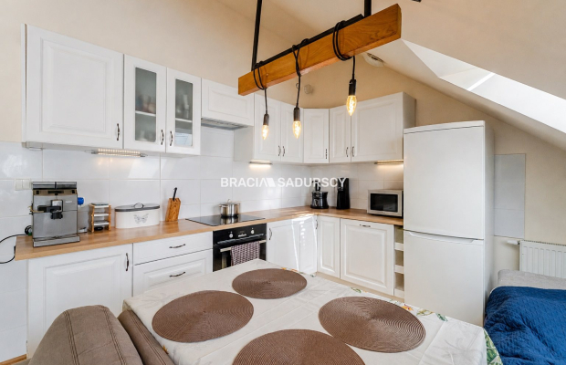 2-pok, 48 m² (ok. 60 m² po podłodze), balkon