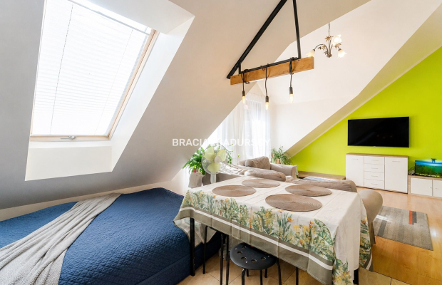 2-pok, 48 m² (ok. 60 m² po podłodze), balkon