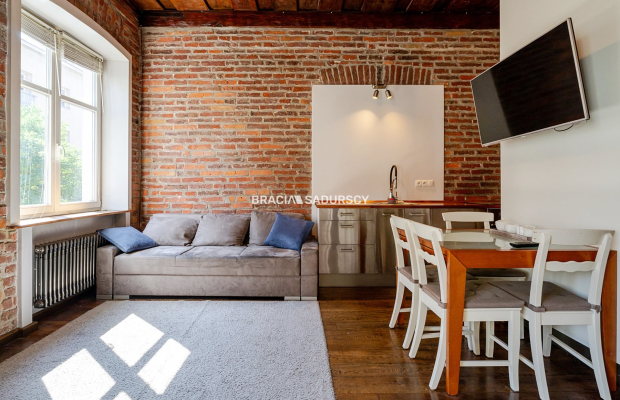 Dwupokojowy apartament z historycznym charakterem