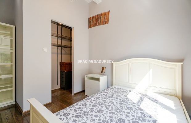 Dwupokojowy apartament z historycznym charakterem