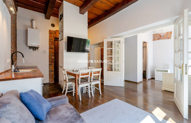 Dwupokojowy apartament z historycznym charakterem