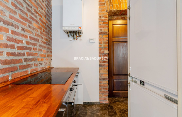 Dwupokojowy apartament z historycznym charakterem
