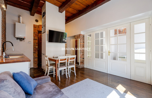 Dwupokojowy apartament z historycznym charakterem