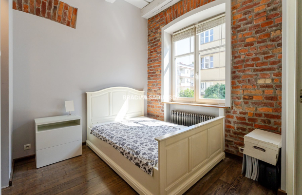 Dwupokojowy apartament z historycznym charakterem