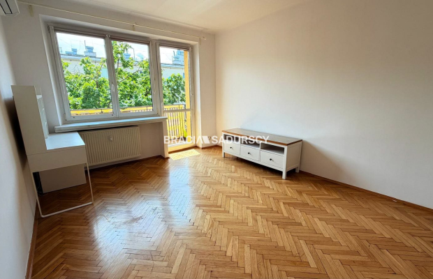 Trzypokojowe M z oddzielną kuchnią blisko centrum