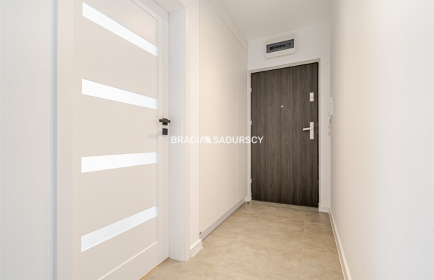 Bochnia, 2-pokojowe mieszkanie o powierzchni 37 m² wraz z miejscem postojowym i komórką lokatorską. 
Mieszkanie położone na par