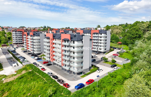Bochnia, 2-pokojowe mieszkanie o powierzchni 37 m² wraz z miejscem postojowym i komórką lokatorską. 
Mieszkanie położone na par