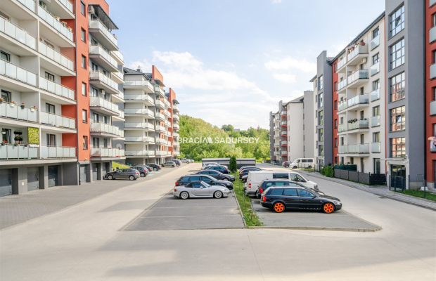 Bochnia, 2-pokojowe mieszkanie o powierzchni 37 m² wraz z miejscem postojowym i komórką lokatorską. 
Mieszkanie położone na par