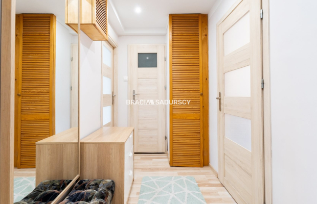 ul.Powstańców – 2 pokoje, osobna kuchnia, balkon