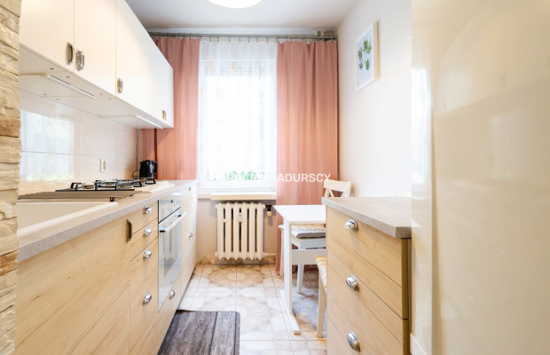 ul.Powstańców – 2 pokoje, osobna kuchnia, balkon