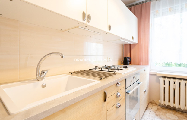 ul.Powstańców – 2 pokoje, osobna kuchnia, balkon