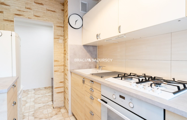 ul.Powstańców – 2 pokoje, osobna kuchnia, balkon