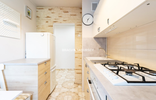 ul.Powstańców – 2 pokoje, osobna kuchnia, balkon