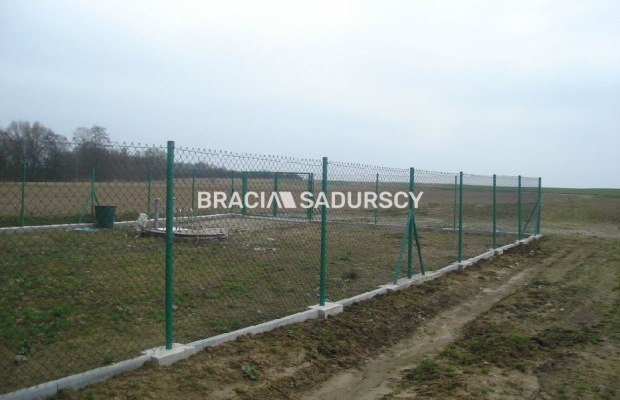 *Zdjęcia należą do właściciela oferty.   
 
Działka inwestycyjna 100 arowa leżąca na terenie przemysłowym w Morawicy. Media: ka