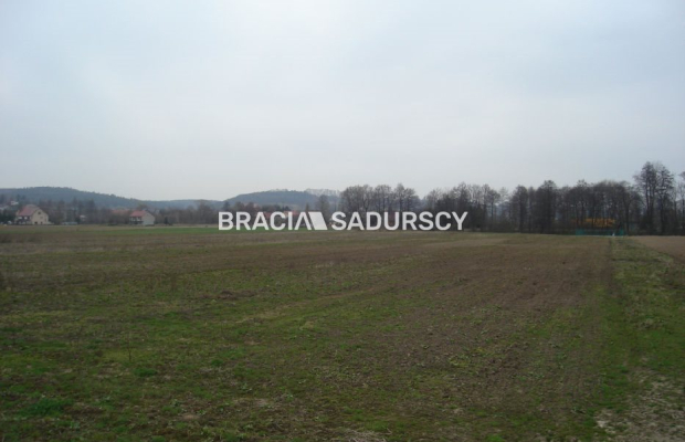 *Zdjęcia należą do właściciela oferty.   
 
Działka inwestycyjna 100 arowa leżąca na terenie przemysłowym w Morawicy. Media: ka