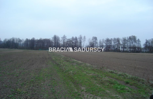 *Zdjęcia należą do właściciela oferty.   
 
Działka inwestycyjna 100 arowa leżąca na terenie przemysłowym w Morawicy. Media: ka