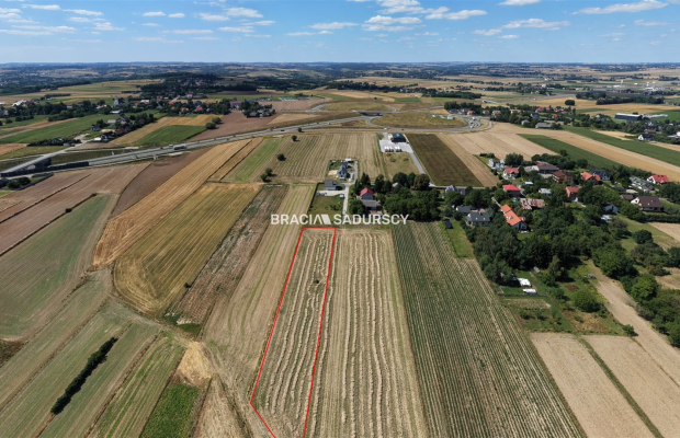 Duża działka z ogromnym potencjałem wzrostu wartości - tylko 1,5 km od węzła S7 i 15 min od Krakowa!   

 Szukasz bezpiecznej l
