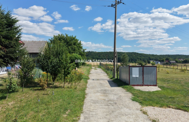Duża działka z ogromnym potencjałem wzrostu wartości - tylko 1,5 km od węzła S7 i 15 min od Krakowa!   

 Szukasz bezpiecznej l