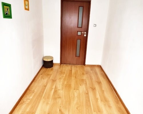 Arkadia Nieruchomości oferuje na sprzedaż przytulne, 3 -pokojowe mieszkanie położone na pierwszym  piętrze w kamienicy w Centru