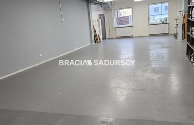 Na sprzedaż przestronny lokal użytkowy o powierzchni 265 m²   
 
Lokal położony na parterze nowoczesnego budynku mieszkalnego w